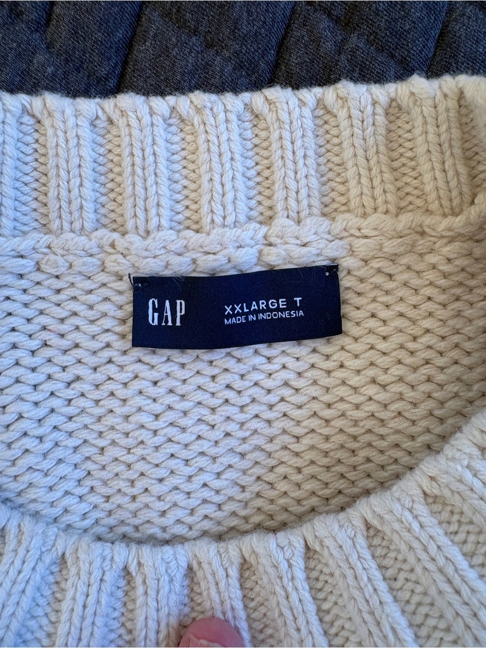 GAP Cream Sweater with Red Heart Motif - Women's Cozy Knit - Picture 4 of 5